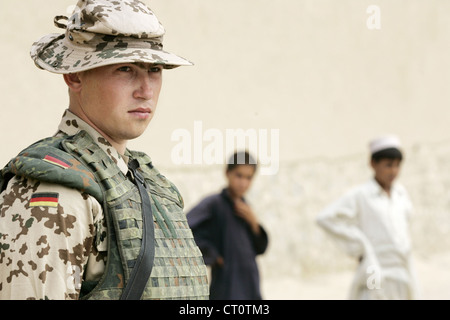 Deutschen ISAF Fuß Patrouille außerhalb Kabuls Stockfoto