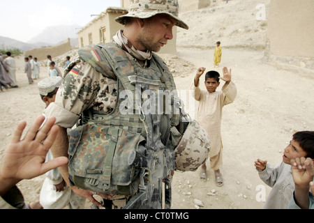 Deutschen ISAF Fuß Patrouille außerhalb Kabuls Stockfoto