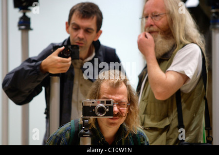 Köln, Photokina, Besucher stehen auf LEICA Stockfoto