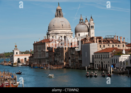 Die barocke Kirche Santa Maria della Salute (1681) und der Canal Grande in Venedig, Italien, von der Ponte dell'Accademia aus gesehen Stockfoto