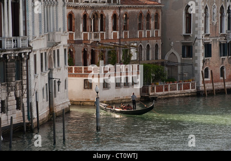 Eine Gondel auf dem Canal Grande in Venedig, Italien, von der Ponte dell'Accademia (Accademia-Brücke) aus gesehen Stockfoto