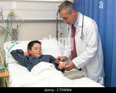 Arzt untersuchen Patienten im Krankenhaus Stockfoto