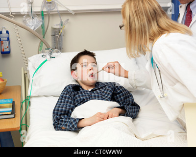 Arzt untersuchen Patienten im Krankenhaus Stockfoto