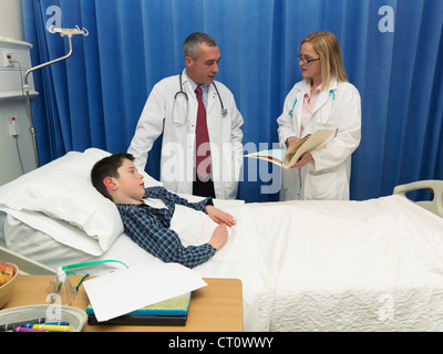Ärzte, die Patienten im Krankenhaus Stockfoto