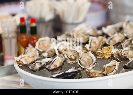 Nahaufnahme von Schüssel mit Austern Stockfoto
