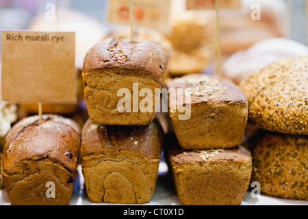 Stapel von frischem Brot zum Verkauf Stockfoto