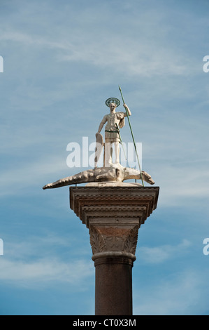 Auf dem Markusplatz (Markusplatz) steht eine Säule mit einer Statue des hl. Theodor, dem ersten Schutzpatron Venedigs, Italien. Stockfoto