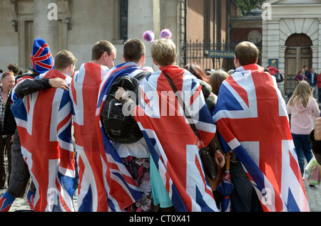 Eine Gruppe von Feiernden drapiert in Union Jack-Flaggen, Covent Garden, London, UK Stockfoto