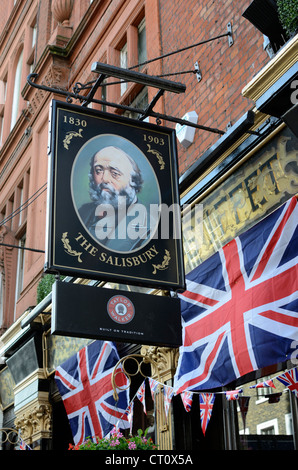 Britischen Union Jack Flagge außerhalb der Salisbury-Pub in St Martins Lane, London, UK Stockfoto