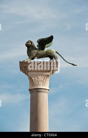 Eine Säule mit einem geflügelten Löwen (Symbol des hl. Markus), einem der Schutzheiligen von Venedig, Italien. Es steht auf der Piazza San Marco (Markusplatz) Stockfoto