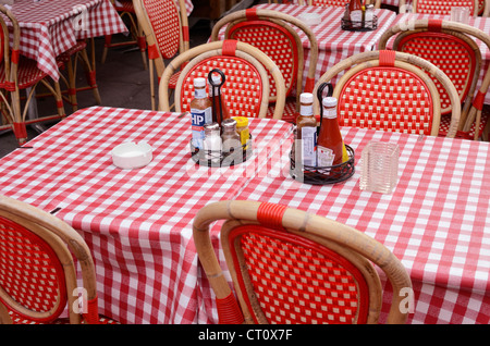 UK Restauranttische in rot-weiß karierten Tischdecken bedeckt Stockfoto