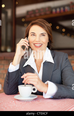 Geschäftsfrau mit Kaffee im café Stockfoto