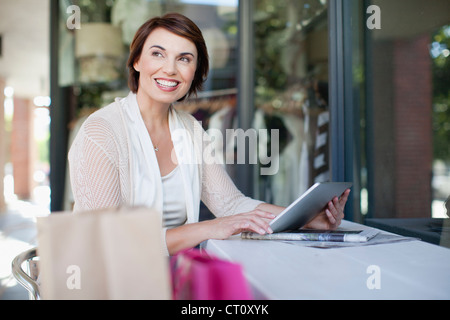 Frau mit Tablet-Computer im café Stockfoto