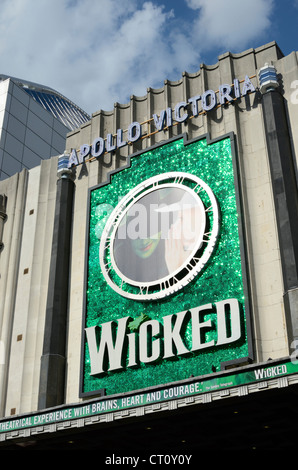 Riesige Plakatwerbung Musicals Wicked außerhalb der Apollo Victoria Theatre, London, UK Stockfoto