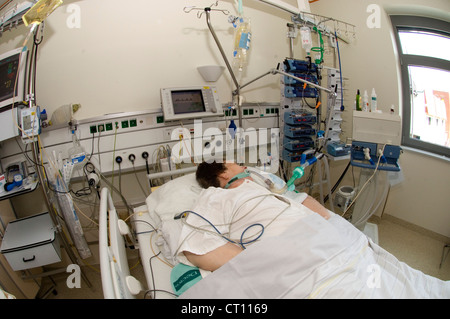 Eine Frau auf einem Lebenserhaltungssystem in die Intensivstation eines Krankenhauses. Stockfoto