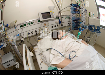 Eine Frau auf einem Lebenserhaltungssystem in die Intensivstation eines Krankenhauses. Stockfoto