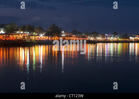 Blick über die Küste von Dahab in der Nacht, Ägypten Stockfoto