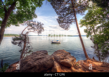 Ein Boot liegt mitten in einem schönen See Stockfoto