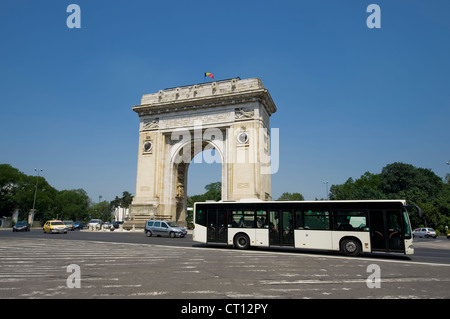 Verkehr am Arc de Triomphe, Bukarest. Rumänien Stockfoto