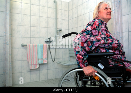 Senior Living, Rollstuhl im Badezimmer Stockfoto