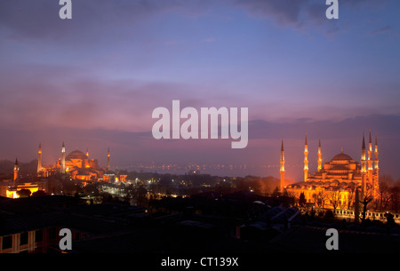 Luftaufnahme von Istanbul, die nachts beleuchtet Stockfoto