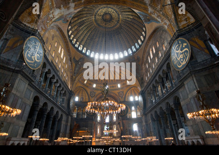Lampen und Fenster in der reich verzierten Kathedrale Stockfoto