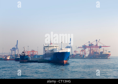 Container Lastkähne in der städtischen Bucht Stockfoto