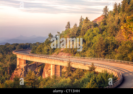 Linn Cove Viadukt bei Sonnenaufgang, Teil des Blue Ridge Parkway Stockfoto