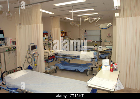 Betten in einer Krankenstation. Stockfoto