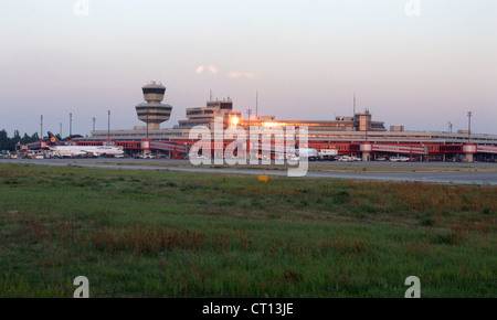 Berlin, Flughafen Berlin-Tegel Otto Lilienthal im Abendlicht Stockfoto