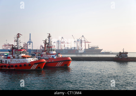 Schlepper in der städtischen Bucht Stockfoto