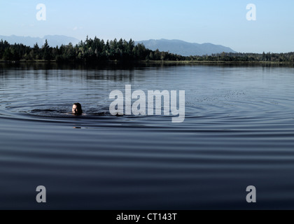 Mann noch See Stockfoto