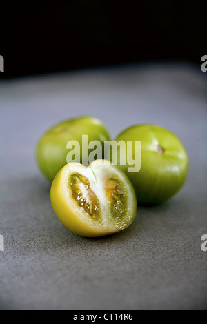 Nahaufnahme eines halbierten tomatillo Stockfoto