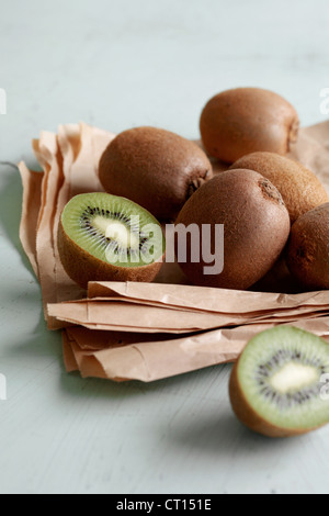 Haufen von Kiwis in Papier Stockfoto