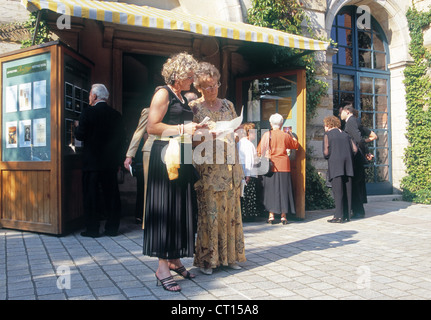 Besucher der Bayreuther Wagner-Festspiele Stockfoto