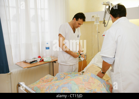 KRANKENSCHWESTER REDLICH PFLEGE Stockfoto