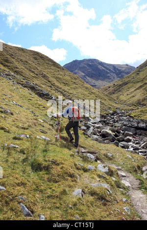 Hill Wanderer zu Fuß entlang neben der Allt Na Muidhe auf den Aufstieg zum Gipfel des Sgor Na h-Ulaidh in der Mitte des Bildes Stockfoto