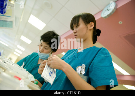 Zwei Krankenschwestern bereiten Ausrüstungen und Zubehör für den Tag auf der Intensivstation erforderlich. Stockfoto