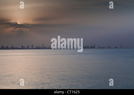 Kuwait-Stadt Skyline Sonnenuntergang Stockfoto