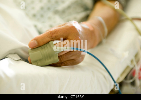 Nahaufnahme von einem Pulsoximeter (Blut Sauerstoff Meter), verwendet, um die Puls-Rate und Sauerstoff-Konzentration des Blutes zu messen. Stockfoto