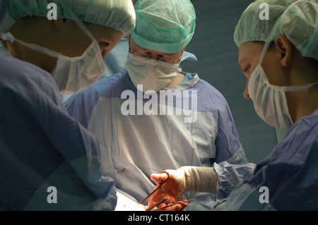 Chirurgen an eine gynäkologische Abdominalchirurgie im OP-Saal Stockfoto