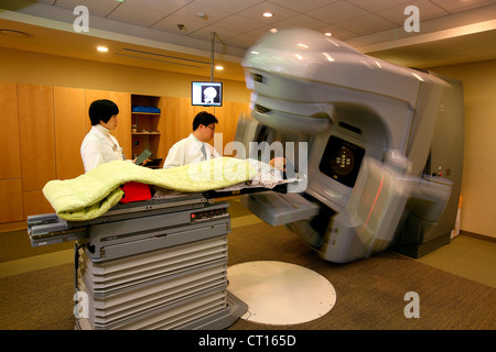 Ein Patient erfährt einen CT-Scan unter Betreuung von Personal an das Samsung Medical Center. Stockfoto