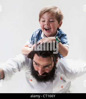 Koch mit Sohn auf dem Rücken Stockfoto