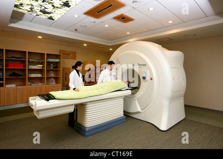 Ein Patient erfährt einen CT-Scan unter Betreuung von Personal an das Samsung Medical Center. Stockfoto