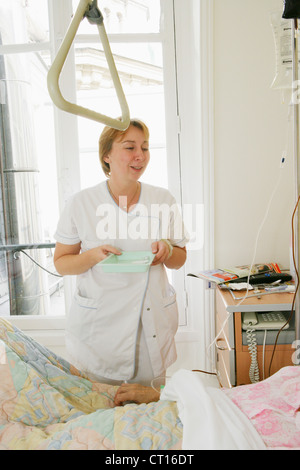 KRANKENSCHWESTER REDLICH PFLEGE Stockfoto