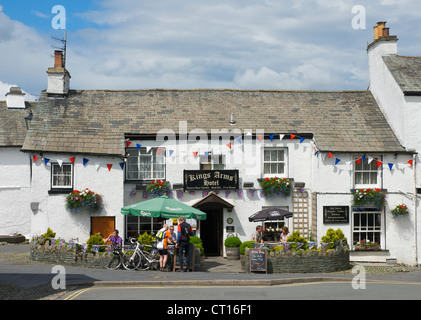 Menschen trinken außerhalb der Kings Arms Hotel im Dorf Hawkshead, Nationalpark Lake District, Cumbria, England UK Stockfoto