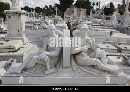 Statuen in erhöhten Friedhof Stockfoto