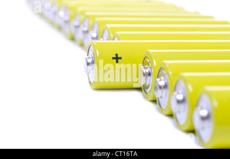 gelbe Batterien hintereinander auf weiß Stockfoto