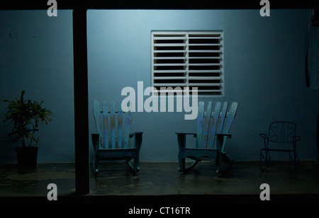 Leeren Schaukelstühle auf der Veranda in der Nacht Stockfoto