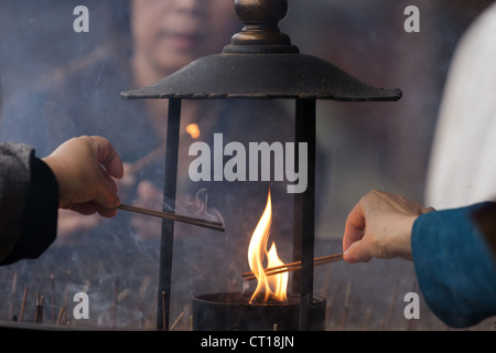 brennende Räucherstäbchen, traditionelle Zeremonie der Buddhismus in Japan Stockfoto